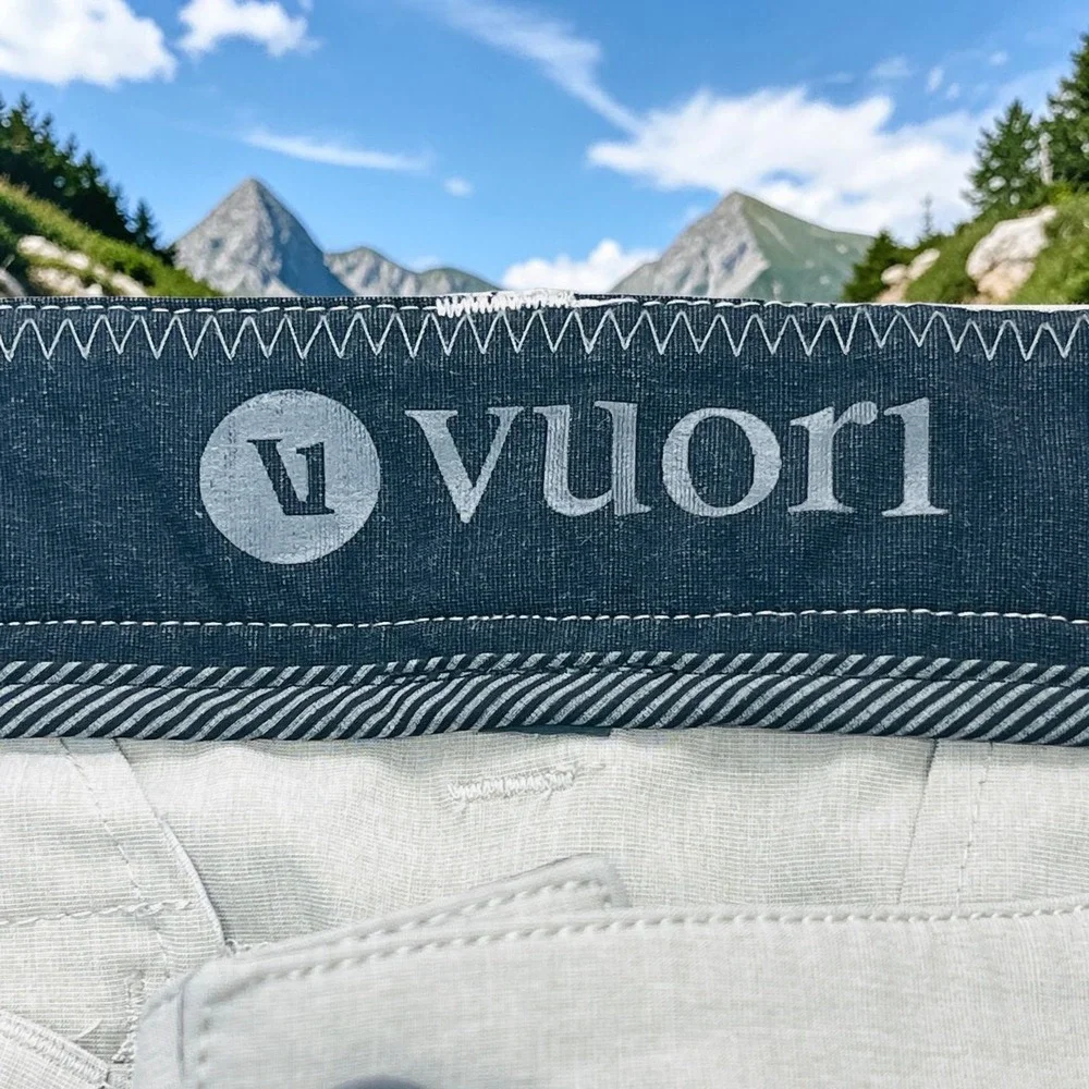 Vuori Aim Chino Golf Shorts Mens Size 36x8 Beige Style V368 Slash & Zip Pockets